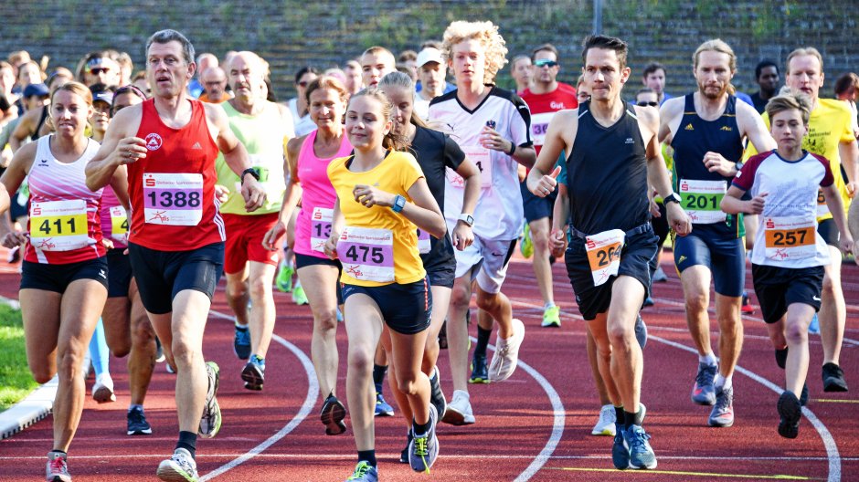Sportler aller Altersklassen trotzen den hohen Temperaturen. Beim Sparkassenlauf rund um Wittringen geht es aber nicht nur um Leistung.