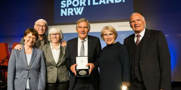EhrungNeussSportplaketteNRWfuerPeterMiddel-1666383241